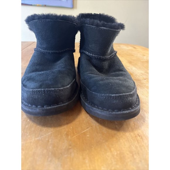 UGG Size 7 Melrose Ankle Booties Black Suede Sn 1103807 Shearling Lining - Picture 2 of 14